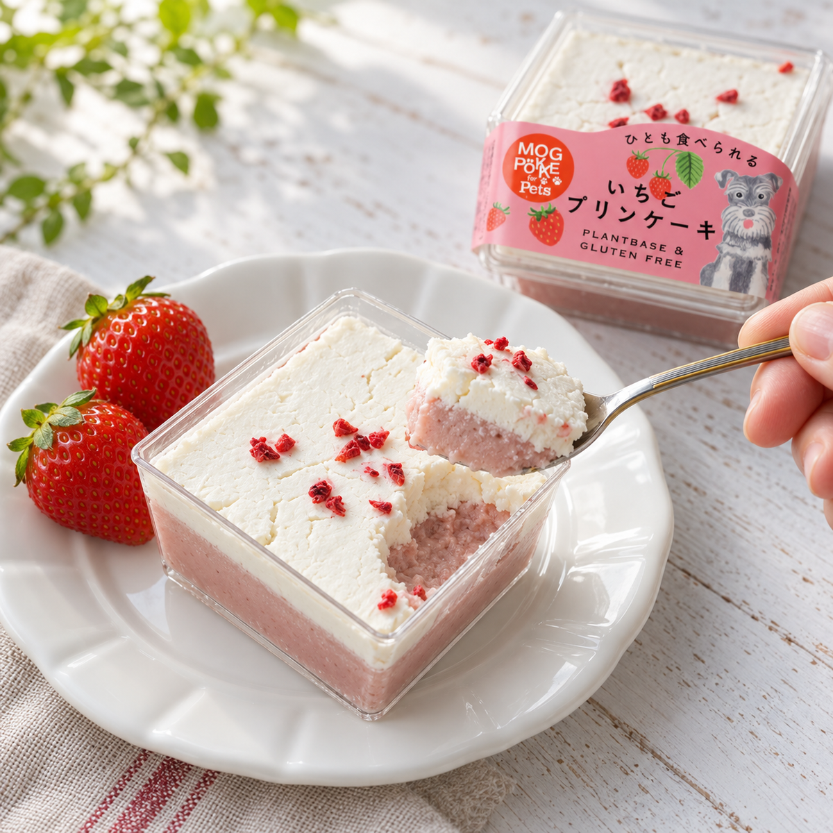 いちごプリンケーキをスプーンですくうおやつのイメージ